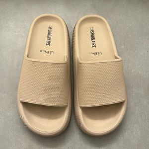 Cushionaire, Tan Size US 8. Excellent Condition